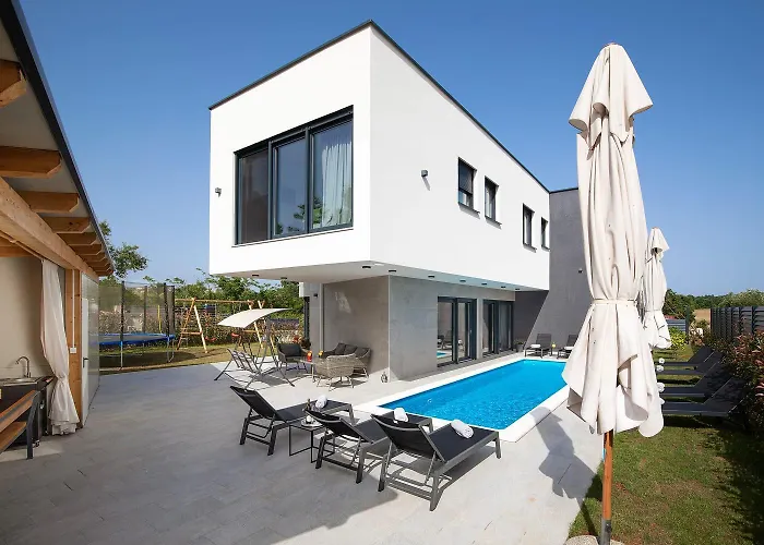 Villa Tiki In Medulin For 16 Person With Heated Pool & Sauna Only 1 Km From The Beach